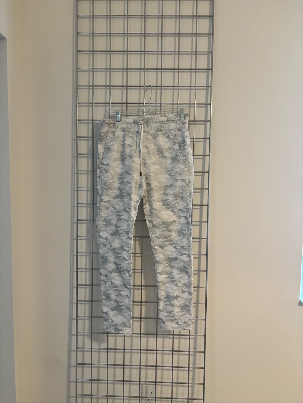 BEVY FLOG  Camo  in Light Gray and White Pant